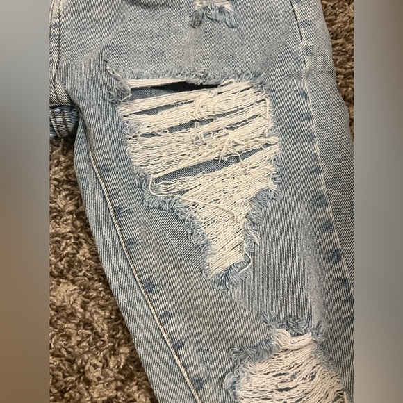 Ripped jeans shorts that stop at the knee - Picture 7 of 9